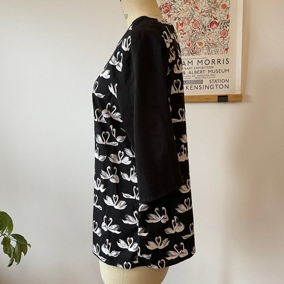 Yumi Fun Swan Print Blouse - Picture 3 of 9